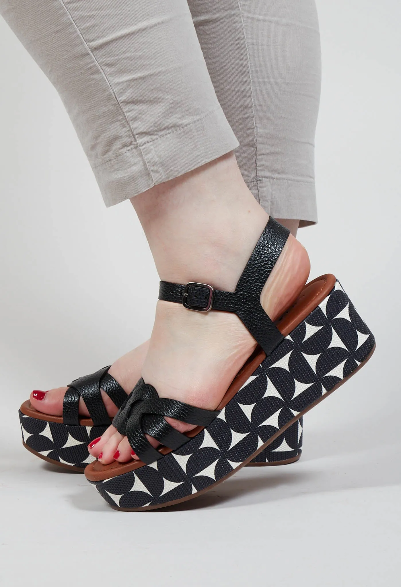 Doyki Wedge in Black and White Print