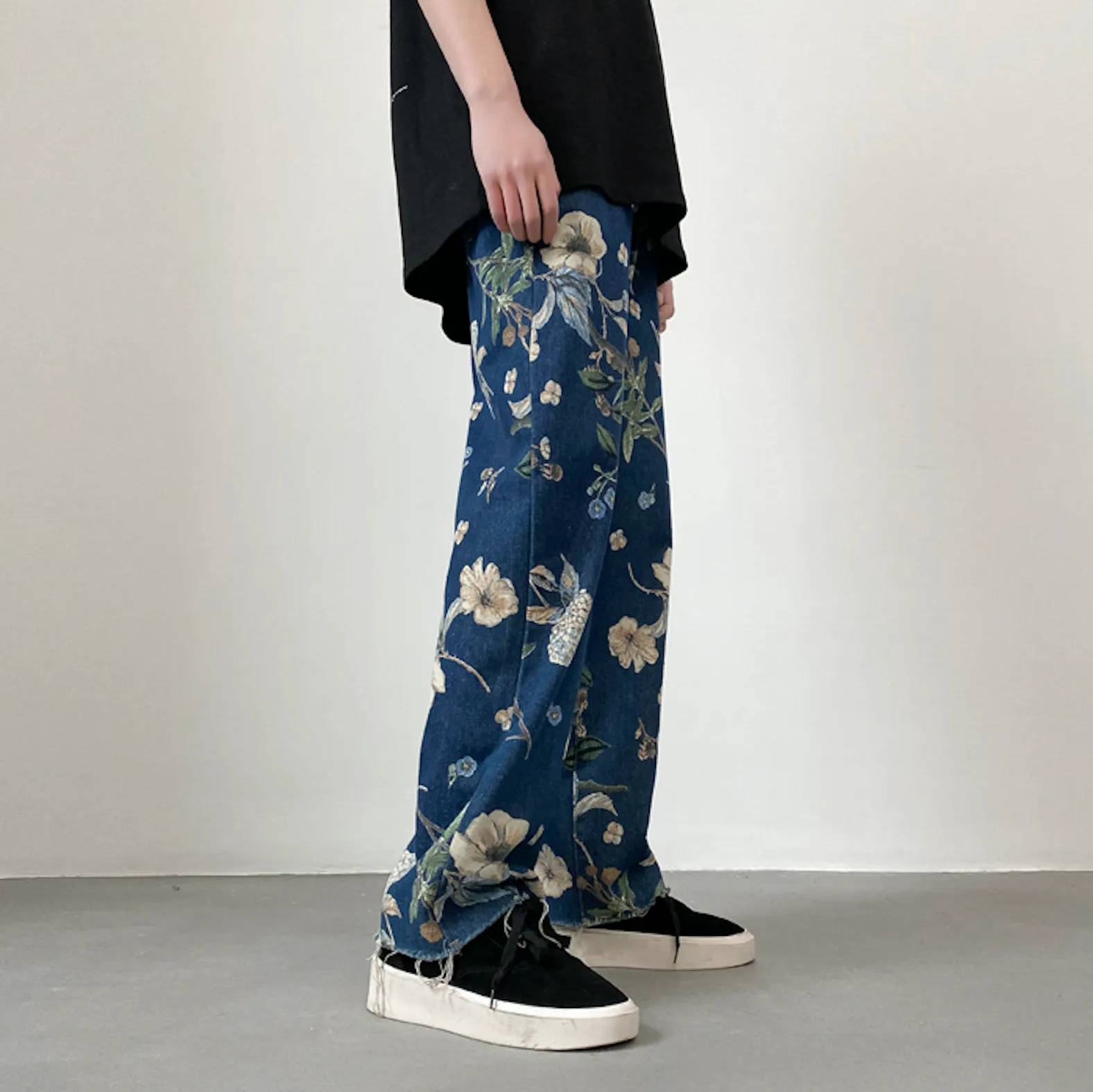 FLORAL-PRINTED LOOSE JEANS