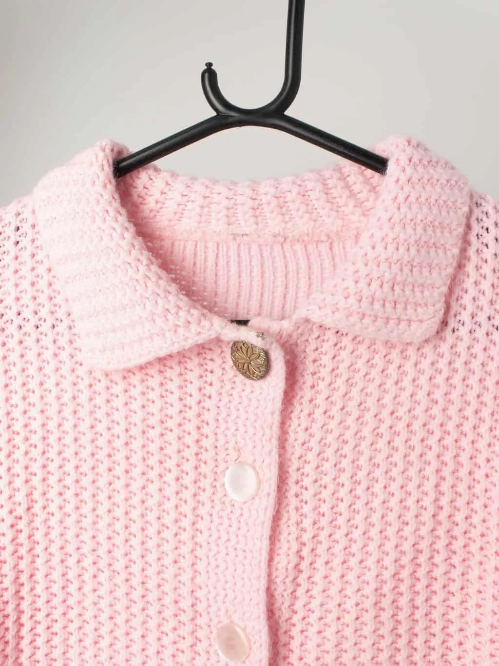 Vintage handknitted cardigan in soft pink with collar and large buttons – Medium / Large